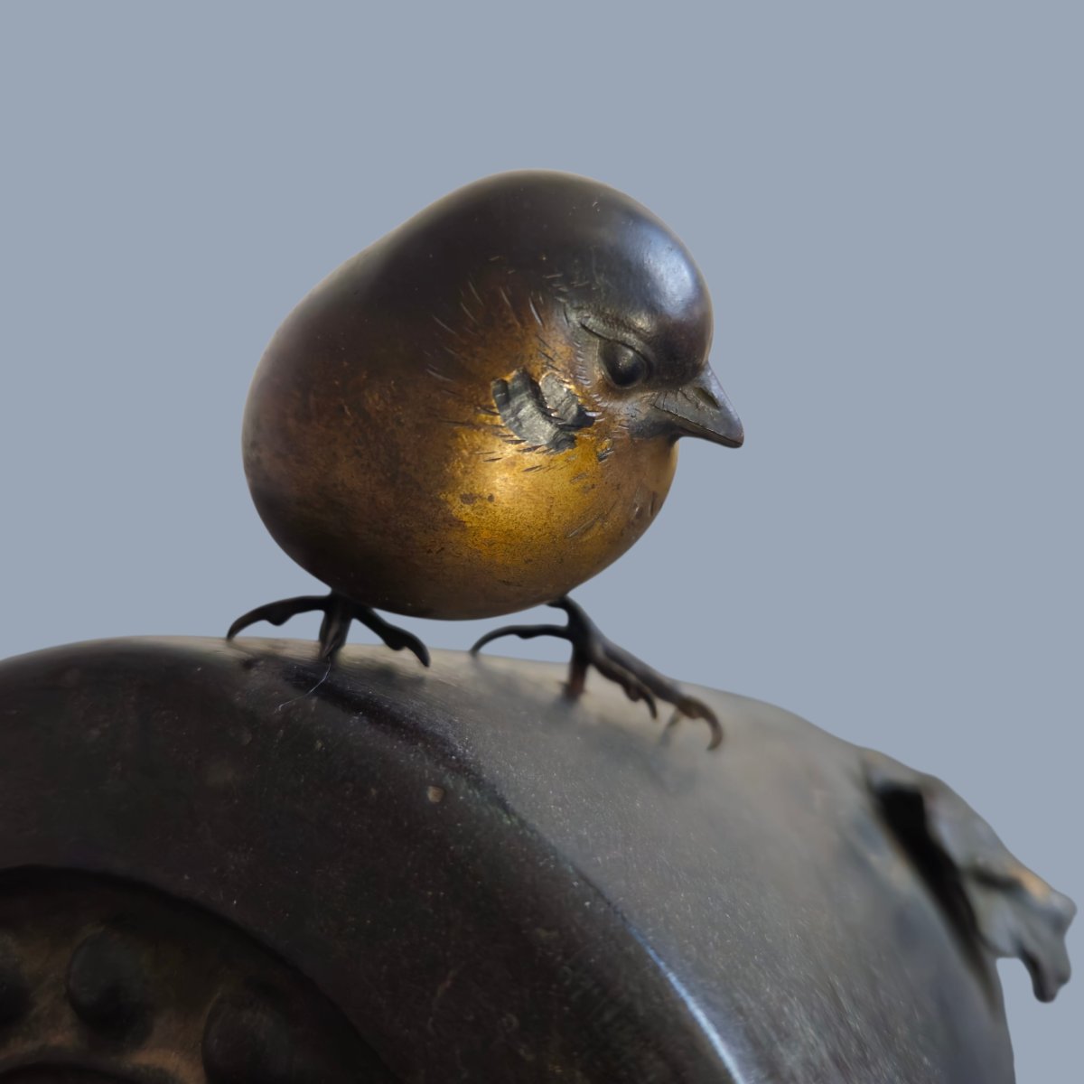 Moineau sur une tuile faîtière traditionnelle japonaise -photo-3