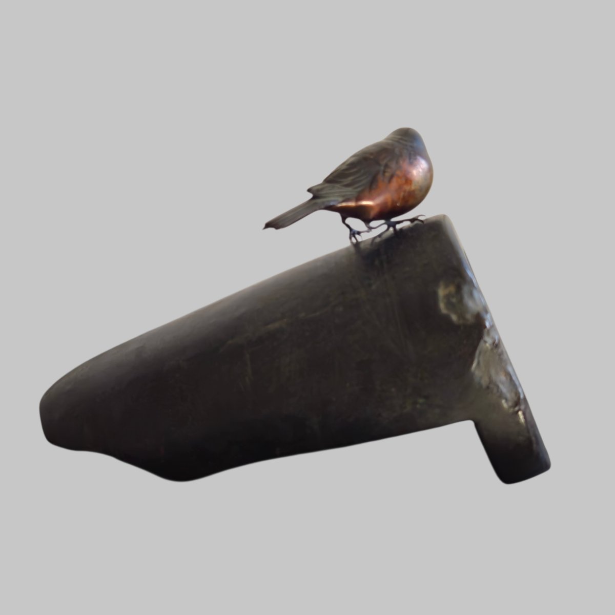 Moineau sur une tuile faîtière traditionnelle japonaise -photo-4