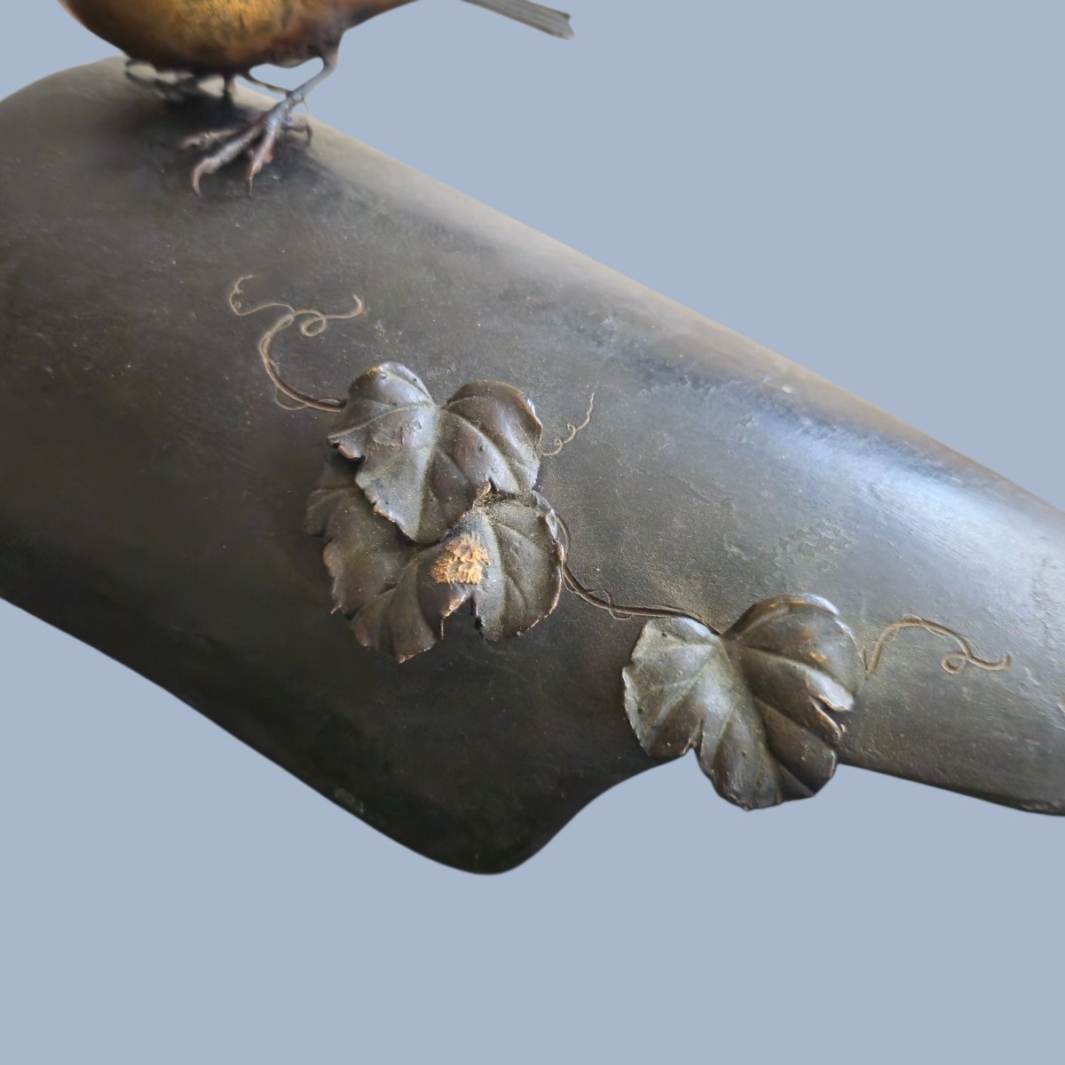 Moineau sur une tuile faîtière traditionnelle japonaise -photo-4
