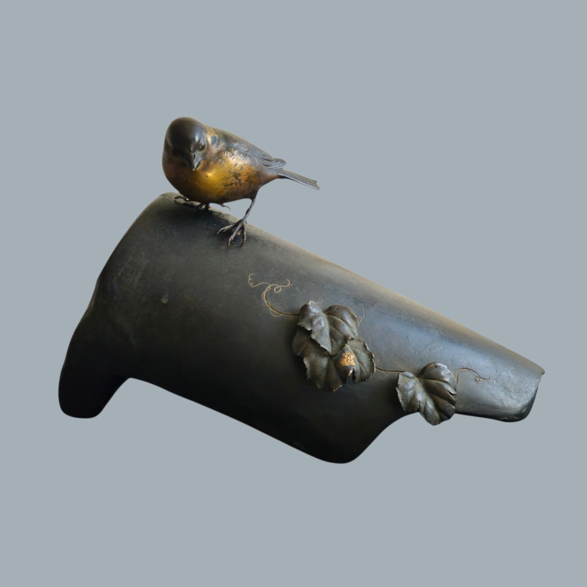 Moineau sur une tuile faîtière traditionnelle japonaise 