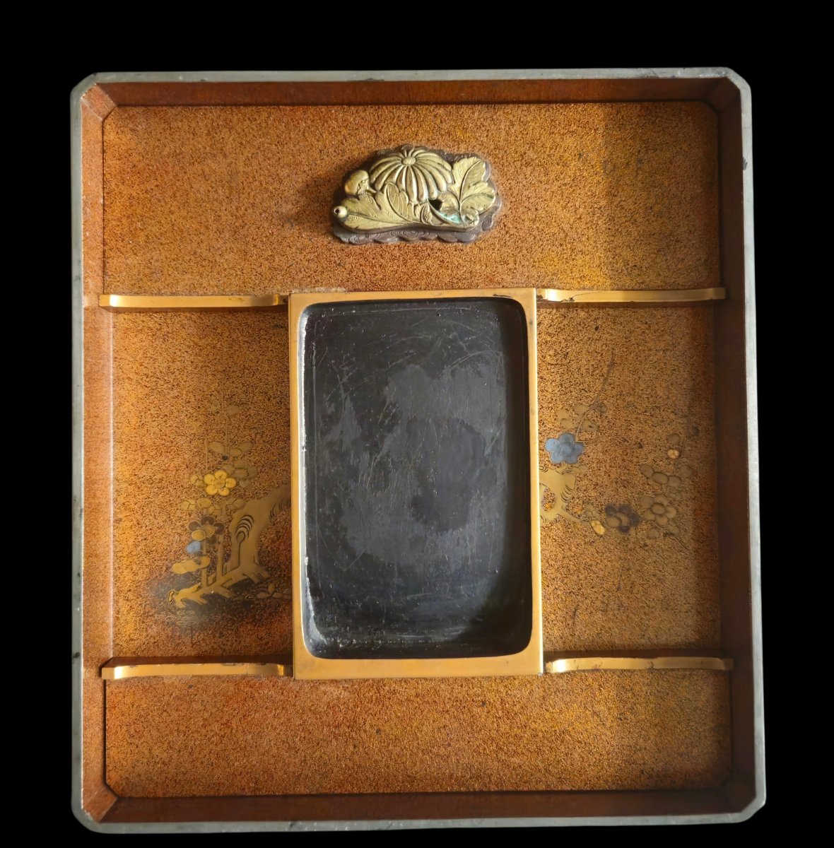 Suzuribako à décor de pins sur un rocher dans l’eau.Japon -photo-2
