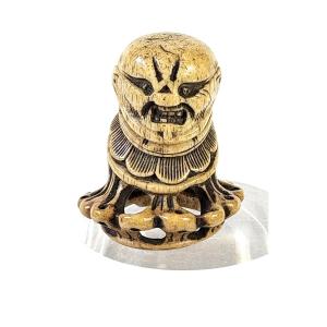 netsuke dit sceau à soie représentant un étranger