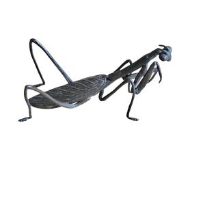 Mante religieuse en fer légèrement articulée 