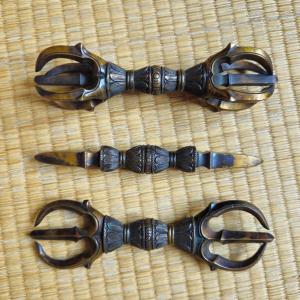 Ensemble de 3  dorje et vajra japonais en bronze doré 