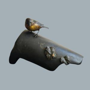 Moineau sur une tuile faîtière traditionnelle japonaise 