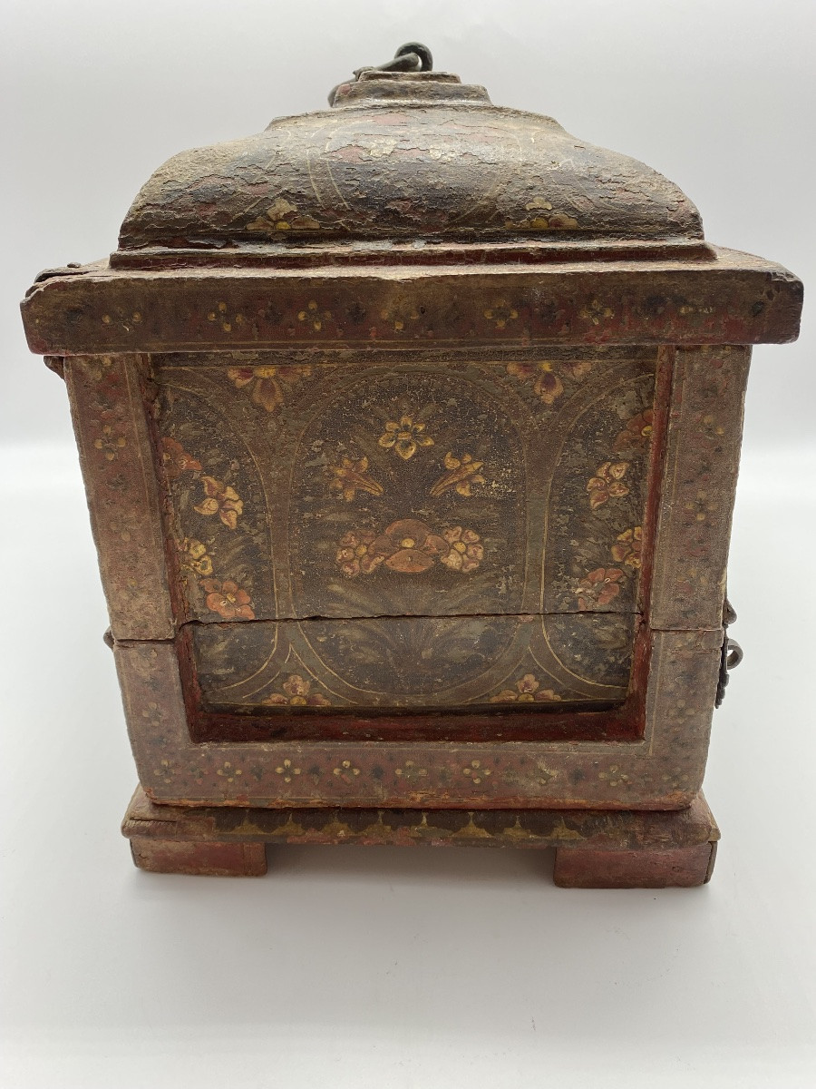 Rare Petit Coffret Tibetain Peint Du XVIIe Siècle Avec Poignée Naga -photo-1