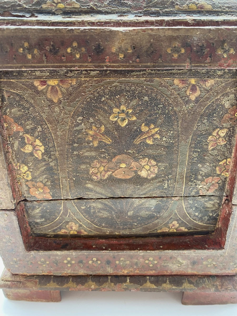 Rare Petit Coffret Tibetain Peint Du XVIIe Siècle Avec Poignée Naga -photo-7