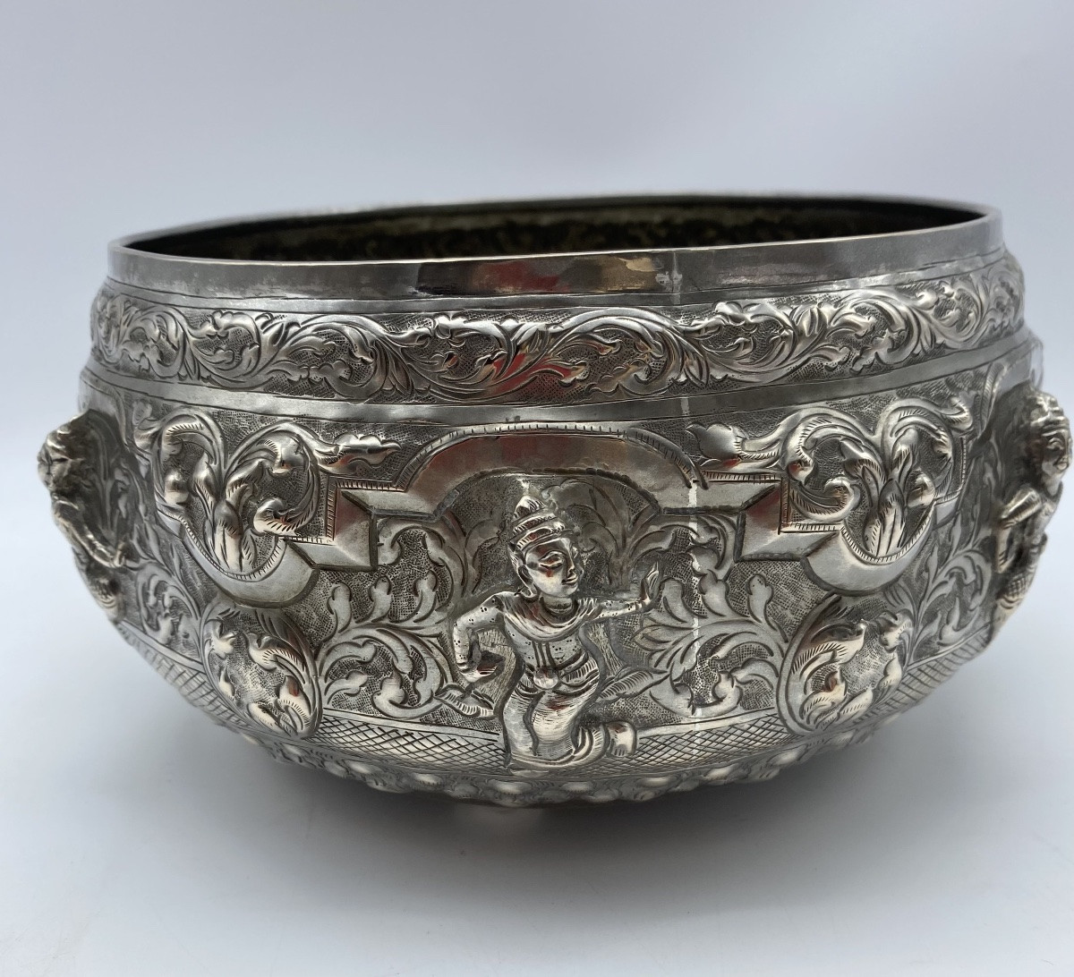 ANCIEN ET GRAND BOL BIRMAN EN ARGENT REPOUSSÉ THABEIK 24 CM 581 GR-photo-4