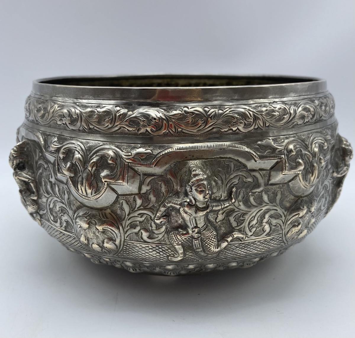 ANCIEN ET GRAND BOL BIRMAN EN ARGENT REPOUSSÉ THABEIK 24 CM 581 GR-photo-3