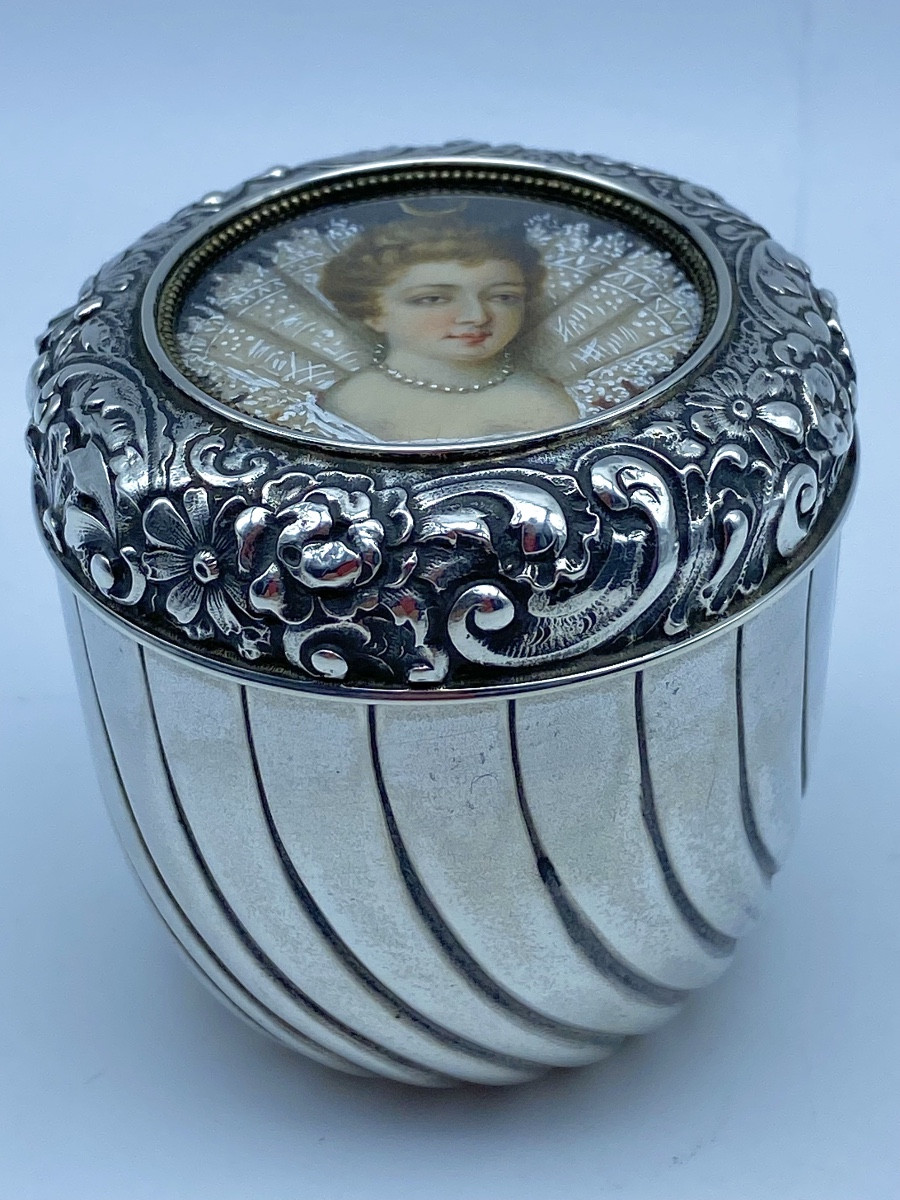 Ancienne boîte anglaise en argent massif avec d'un portrait miniature de Elizabeth I