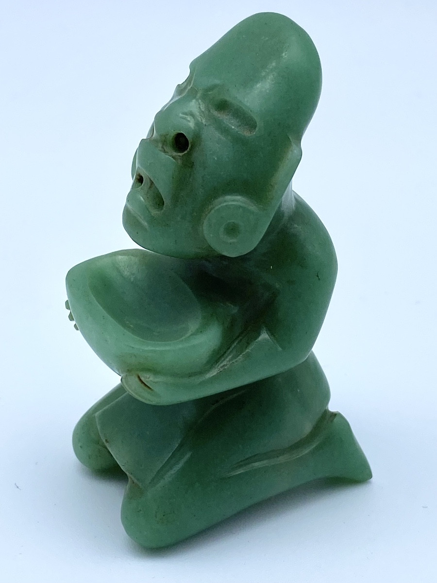 FIGURINE SCULPTURE OLMEQUE EN JADE À GENOUX DE TABASCO PRÉCOLOMBIENNE