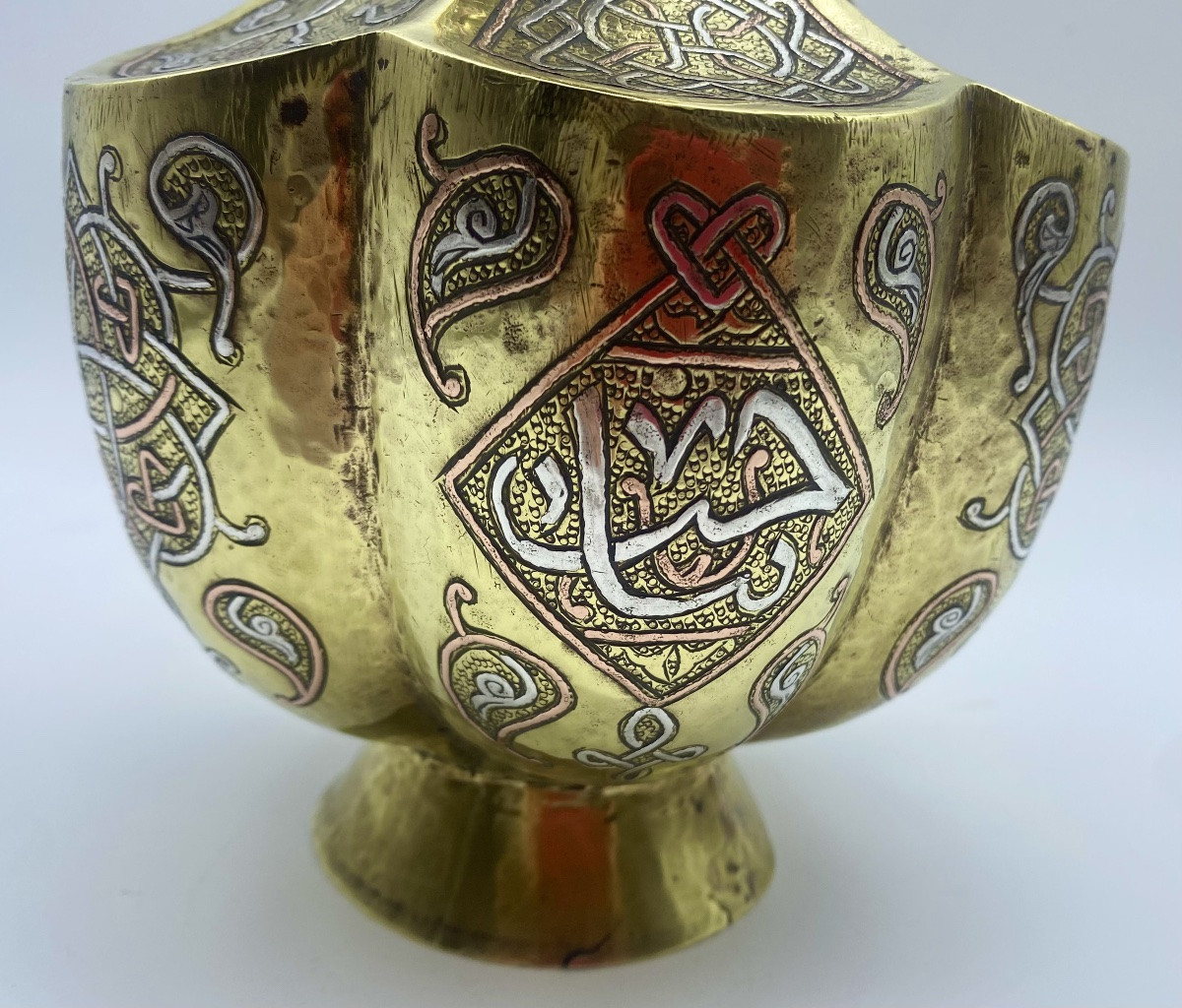 Ancient Syrian Vase With Six Lobes, In The Mamluk Style, In Brass Inlaid With Silver And Copper-photo-3