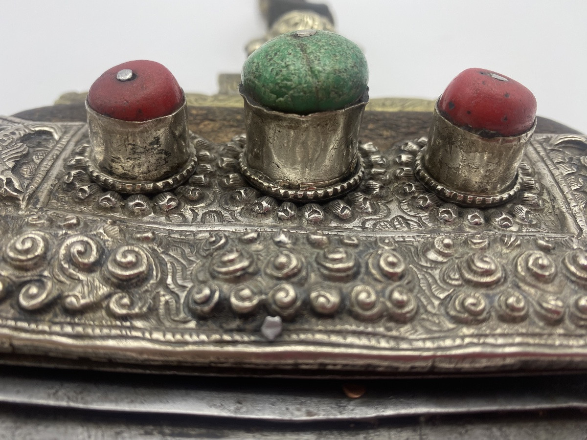 XIX RARE GRANDE POCHE À SILEX TIBÉTAINE ANCIENNE MECHAG EN ARGENT DE L'HIMALAYA ET CORAIL-photo-1