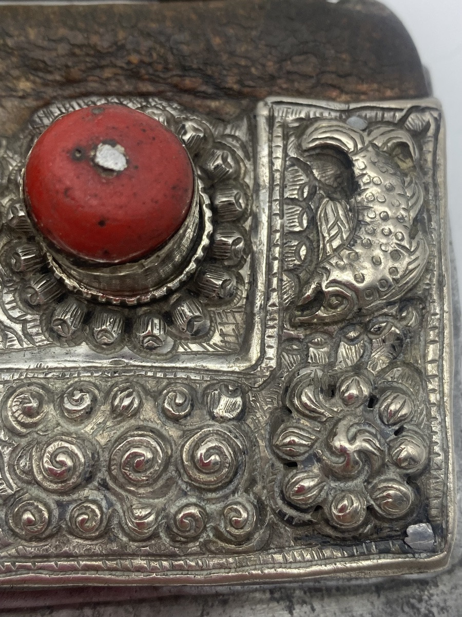 XIX RARE GRANDE POCHE À SILEX TIBÉTAINE ANCIENNE MECHAG EN ARGENT DE L'HIMALAYA ET CORAIL-photo-3