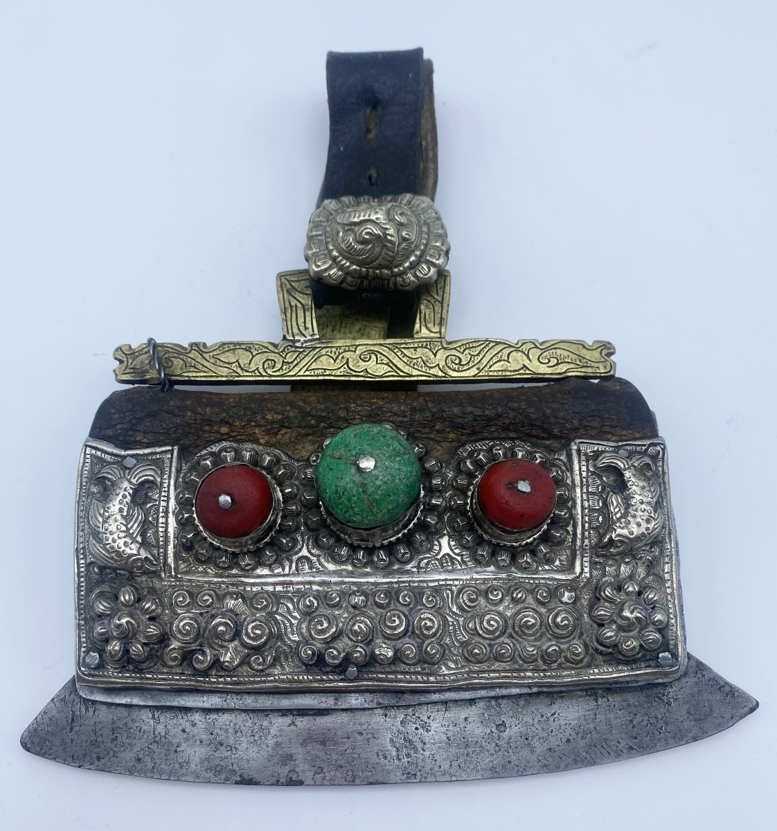 XIX RARE GRANDE POCHE À SILEX TIBÉTAINE ANCIENNE MECHAG EN ARGENT DE L'HIMALAYA ET CORAIL