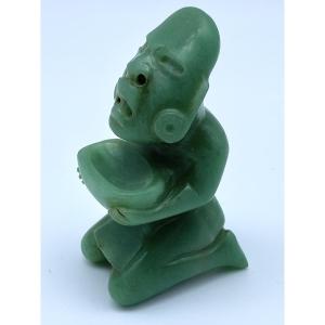 FIGURINE SCULPTURE OLMEQUE EN JADE À GENOUX DE TABASCO PRÉCOLOMBIENNE