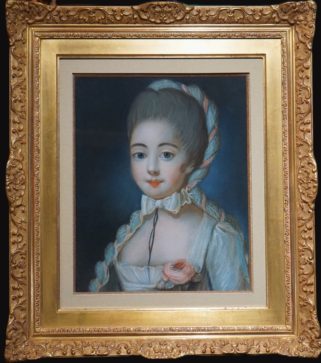 CIRCA 1750 / JEUNE FEMME AU RUBAN / ÉCOLE FRANÇAISE / pastel