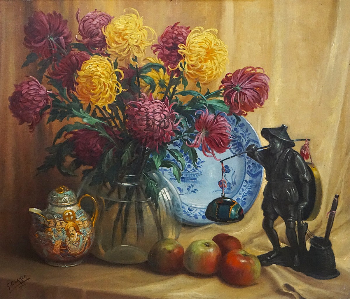 GÉRARD BAKKER (1879-1967) / BOUQUET DE CHRYSANTHÈMES et OBJETS DEVORATIFS / DATÉE 1943
