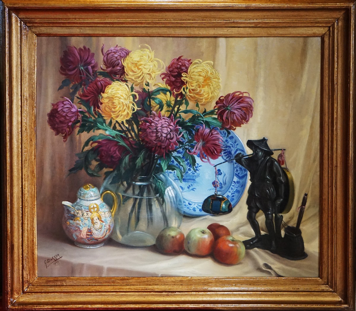 GÉRARD BAKKER (1879-1967) / BOUQUET DE CHRYSANTHÈMES et OBJETS DEVORATIFS / DATÉE 1943
