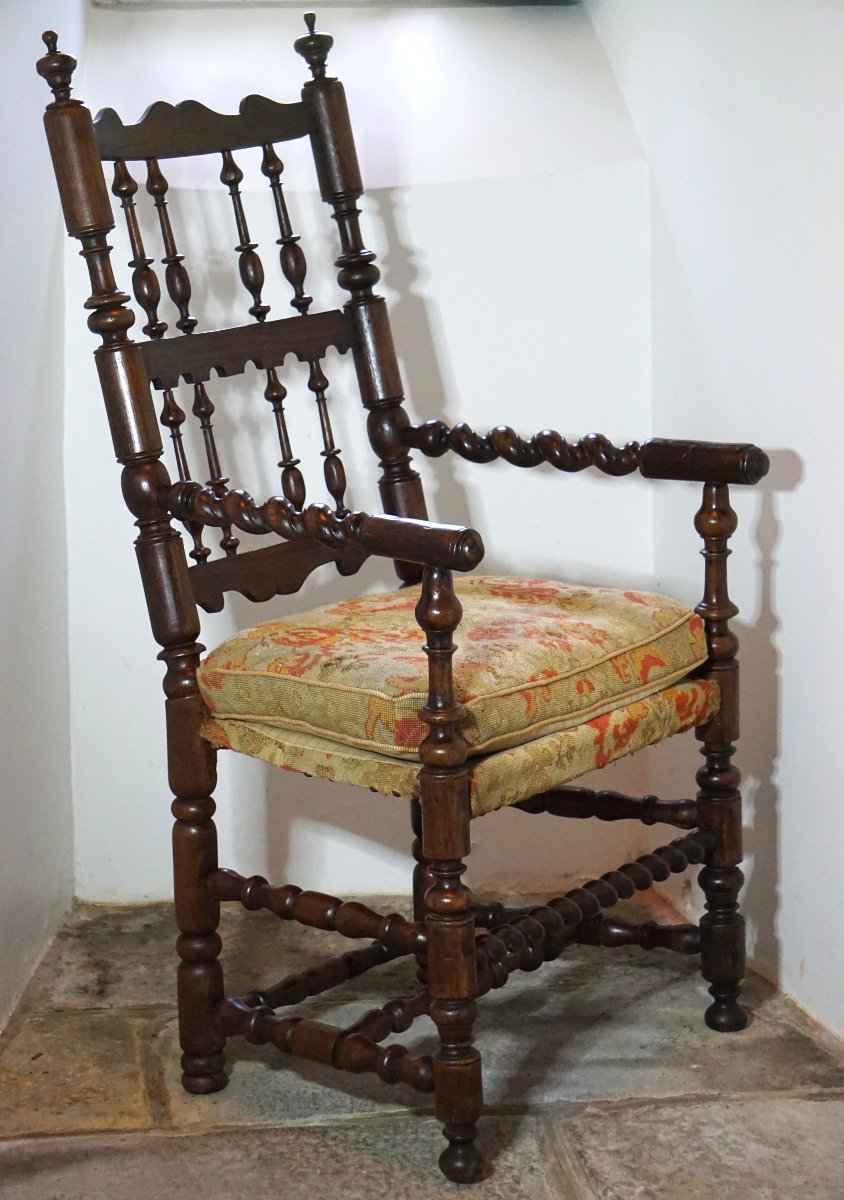 FAUTEUIL À BRAS EN NOYER TOURNÉ ET VRILLÉ – FRANCE, XVIIe SIÈCLE