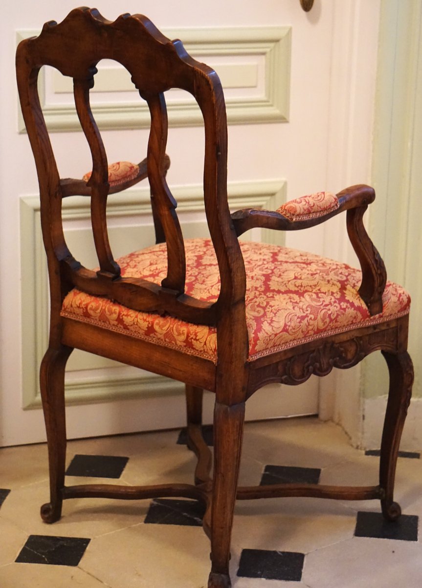 FAUTEUIL ANGLAIS EN NOYER SCULPTÉ / ÉPOQUE QUEEN ANNE / DÉBUT GEORGE I / VERS 1710-1720-photo-3