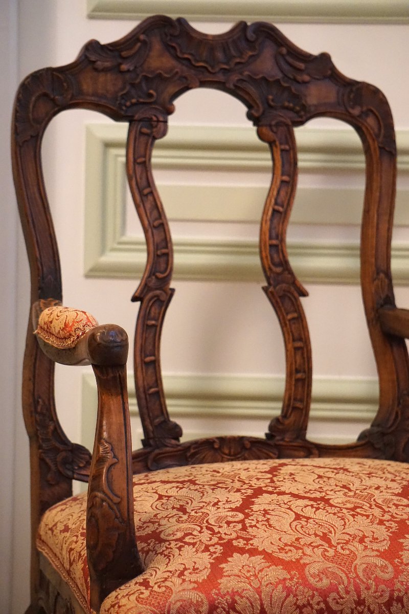 FAUTEUIL ANGLAIS EN NOYER SCULPTÉ / ÉPOQUE QUEEN ANNE / DÉBUT GEORGE I / VERS 1710-1720-photo-1