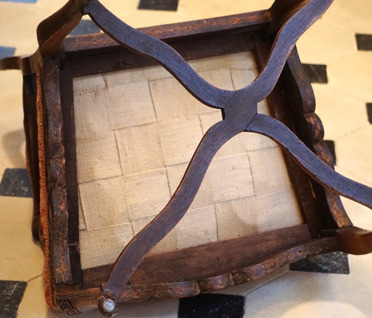 FAUTEUIL ANGLAIS EN NOYER SCULPTÉ / ÉPOQUE QUEEN ANNE / DÉBUT GEORGE I / VERS 1710-1720-photo-8