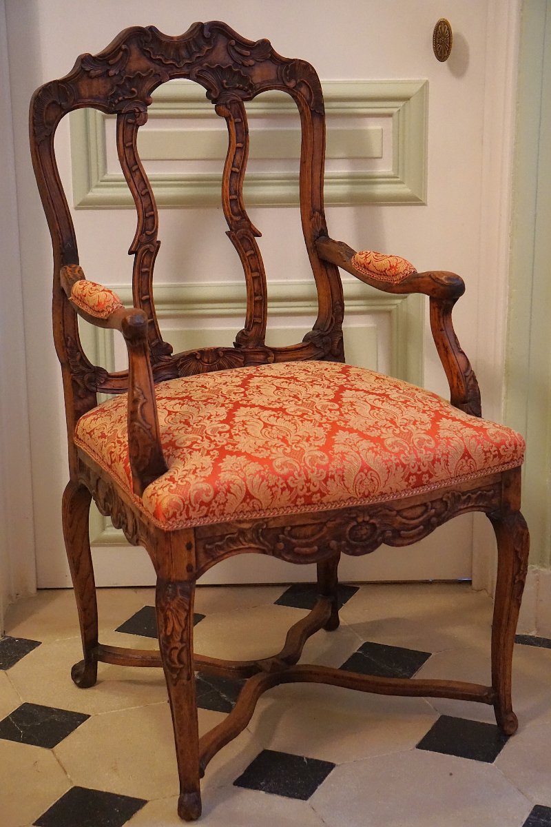 FAUTEUIL ANGLAIS EN NOYER SCULPTÉ / ÉPOQUE QUEEN ANNE / DÉBUT GEORGE I / VERS 1710-1720