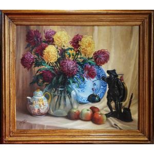 GÉRARD BAKKER (1879-1967) / BOUQUET DE CHRYSANTHÈMES et OBJETS DEVORATIFS / DATÉE 1943