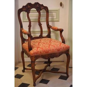 FAUTEUIL ANGLAIS EN NOYER SCULPTÉ / ÉPOQUE QUEEN ANNE / DÉBUT GEORGE I / VERS 1710-1720
