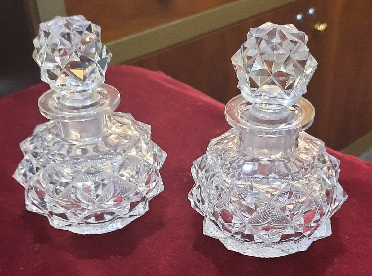 Deux flacons en cristal taillé  