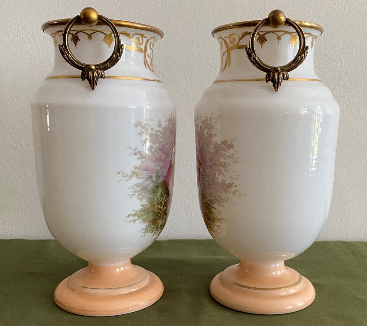 Paire De Vases En Opaline Cerclés De Bronze Et Rehaussé d'Or  XIX ème-photo-1