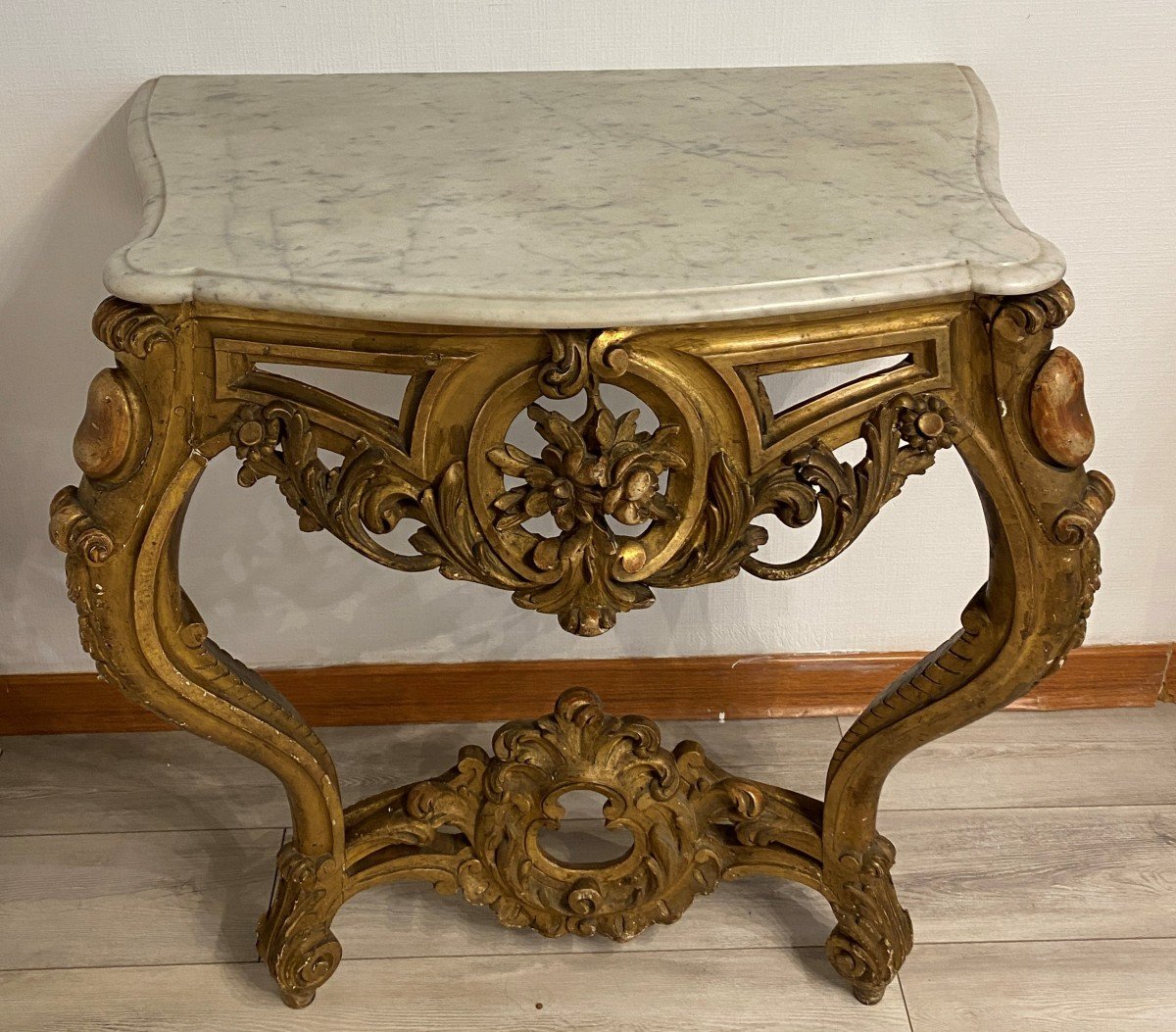 Console Louis XV En Bois Sculpté Et Dorée à La Feuille  Du XVIII ème