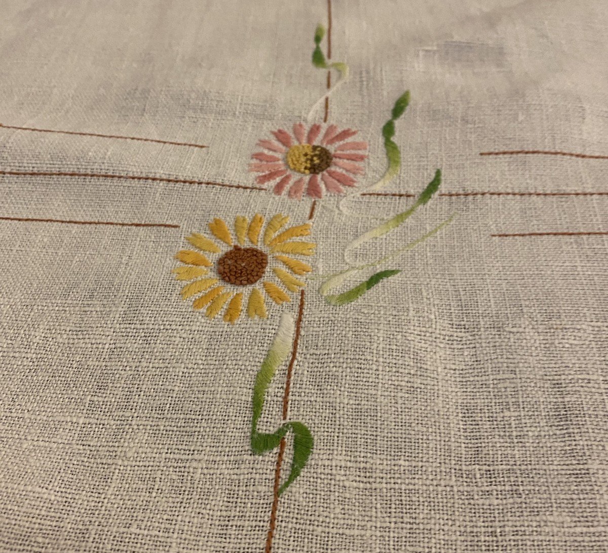 Grande Nappe En Lin Brodée à Décor De Fleurs  XIX ème