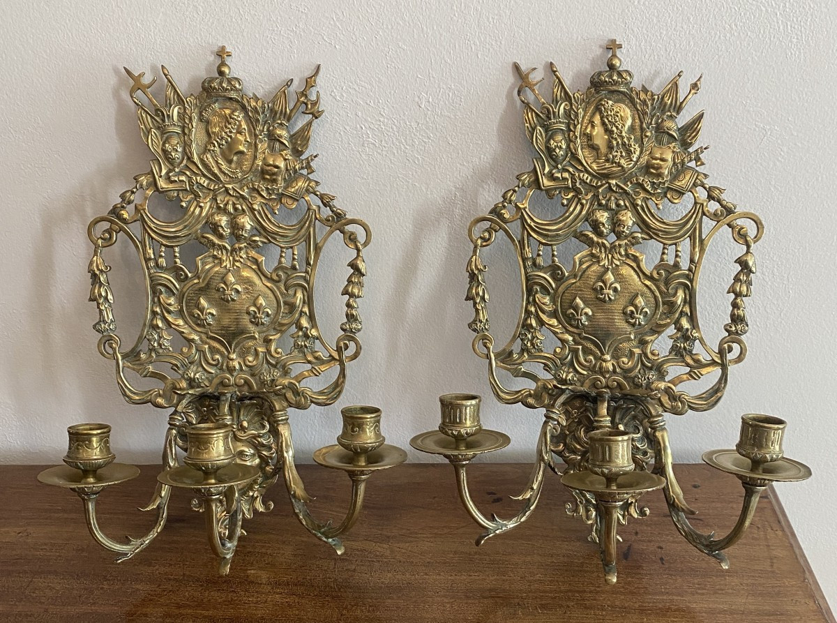 Paire d'appliques en bronze doré et ciselé emblème  royal  aux 3 Lys XIX ème