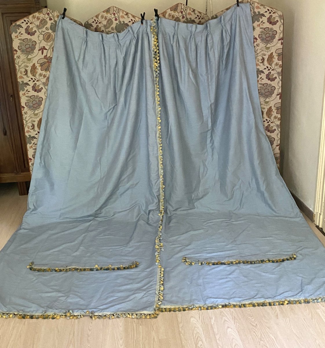 Paire de rideaux occultants et thermiques en coton et soie bleu ciel avec galons décoratifs-photo-2