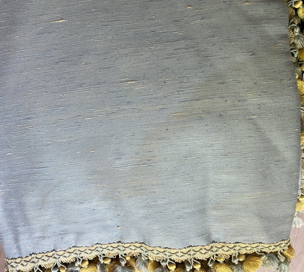 Paire de rideaux occultants et thermiques en coton et soie bleu ciel avec galons décoratifs-photo-3