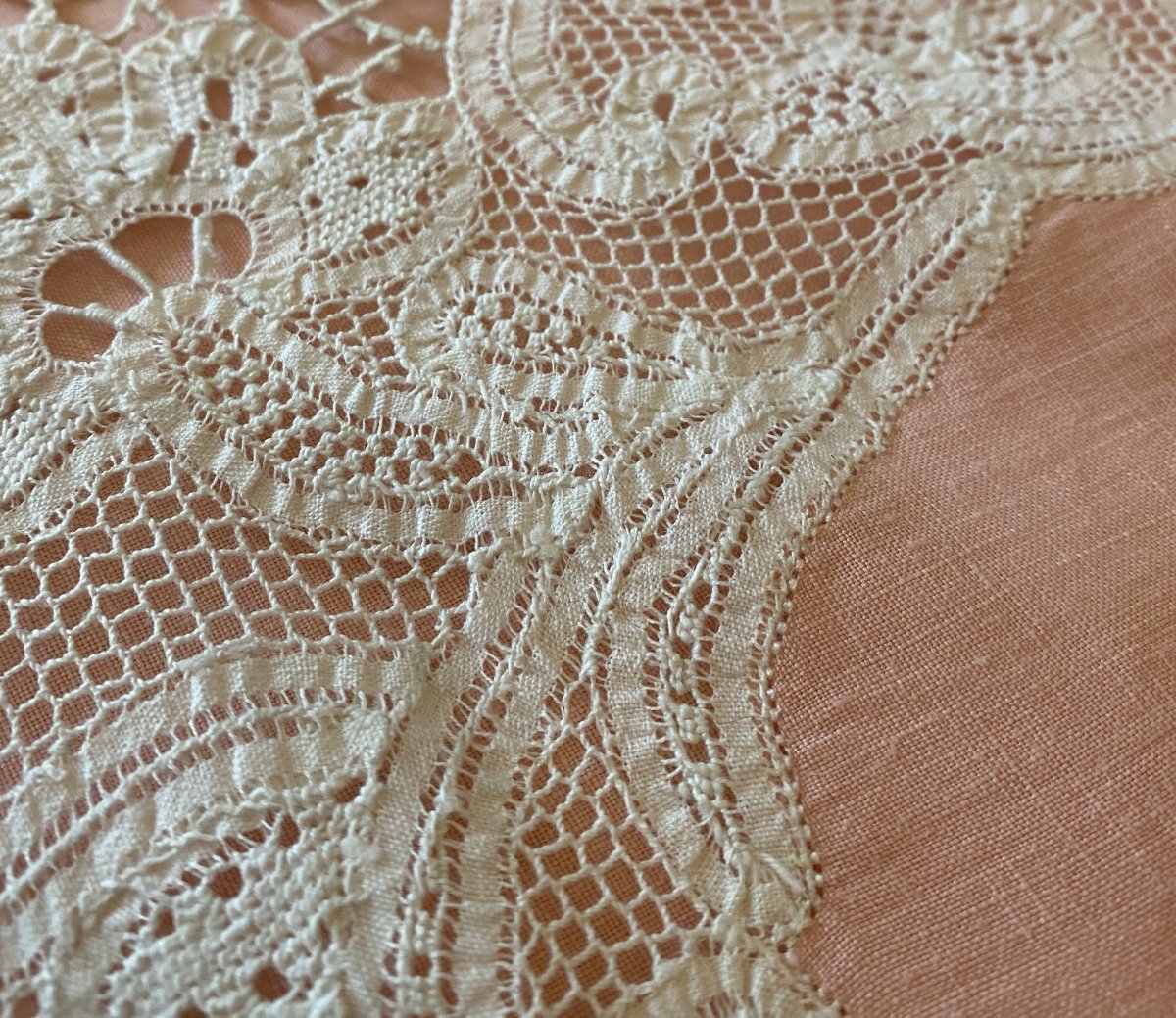 Linen Lace Trousseau Cloth And Its Traversin Linen Thread Lace With A Decoration Of Flowers-photo-2