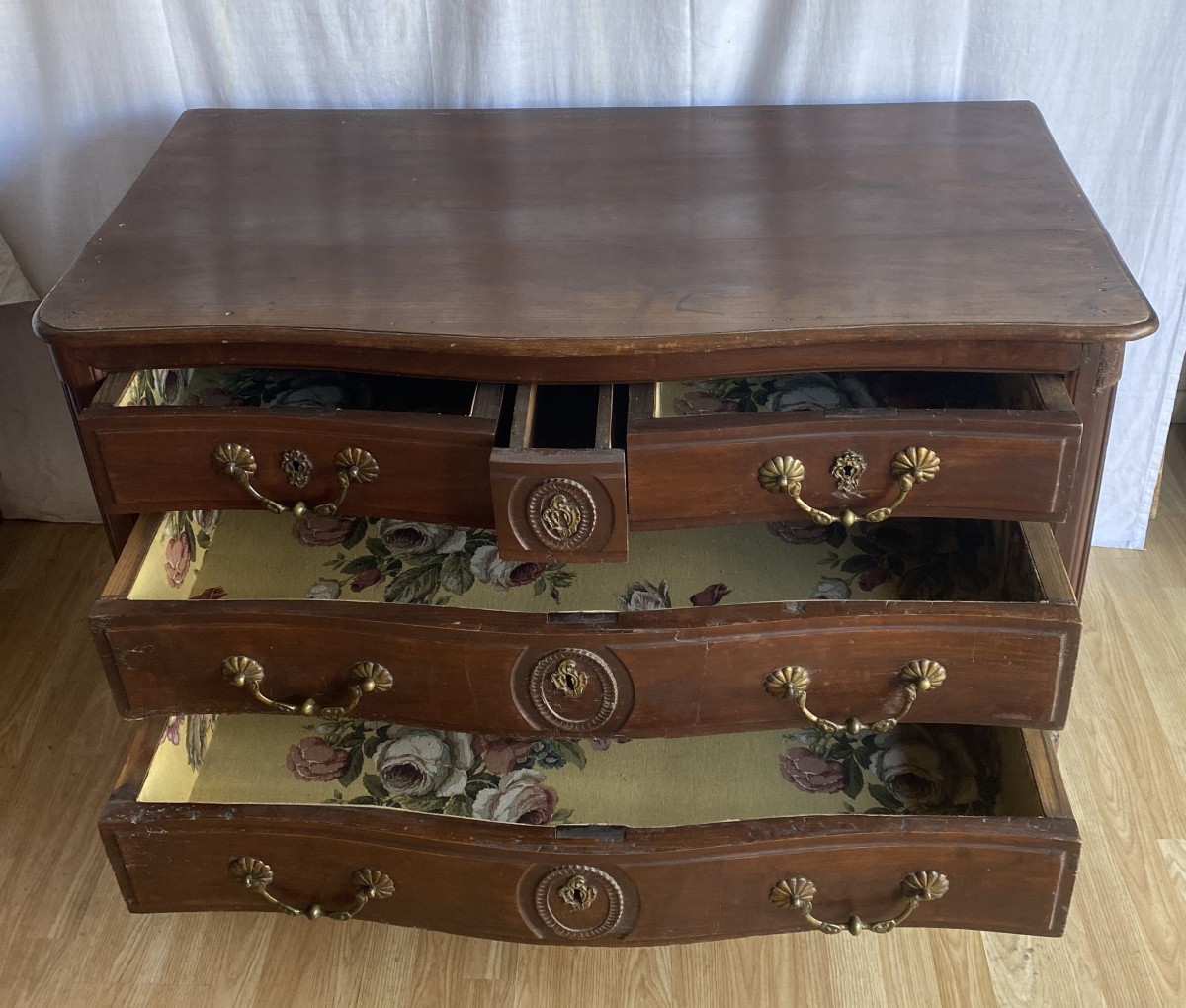 Commode Rustique Galbée En Façade d'Epoque Louis XV en Noyer XVIII ème-photo-2