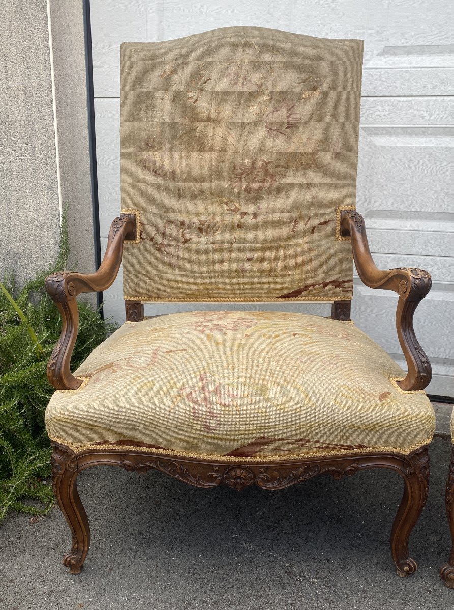Paire de grands et Larges fauteuils en noyer sculptés de style régence XIX ème-photo-2