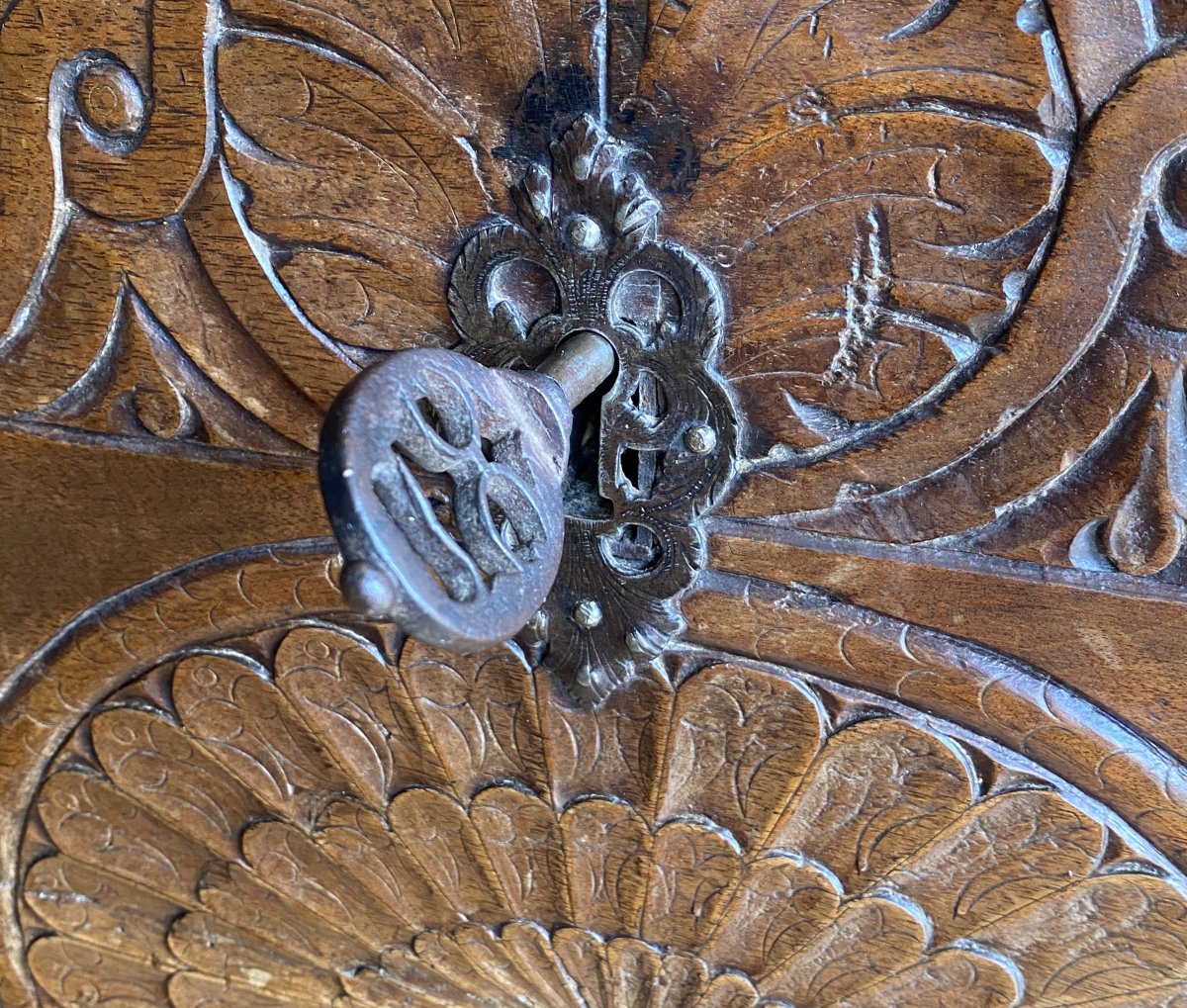  Carved Walnut Chest With Plant Motif And 18th Century Rosettes-photo-3