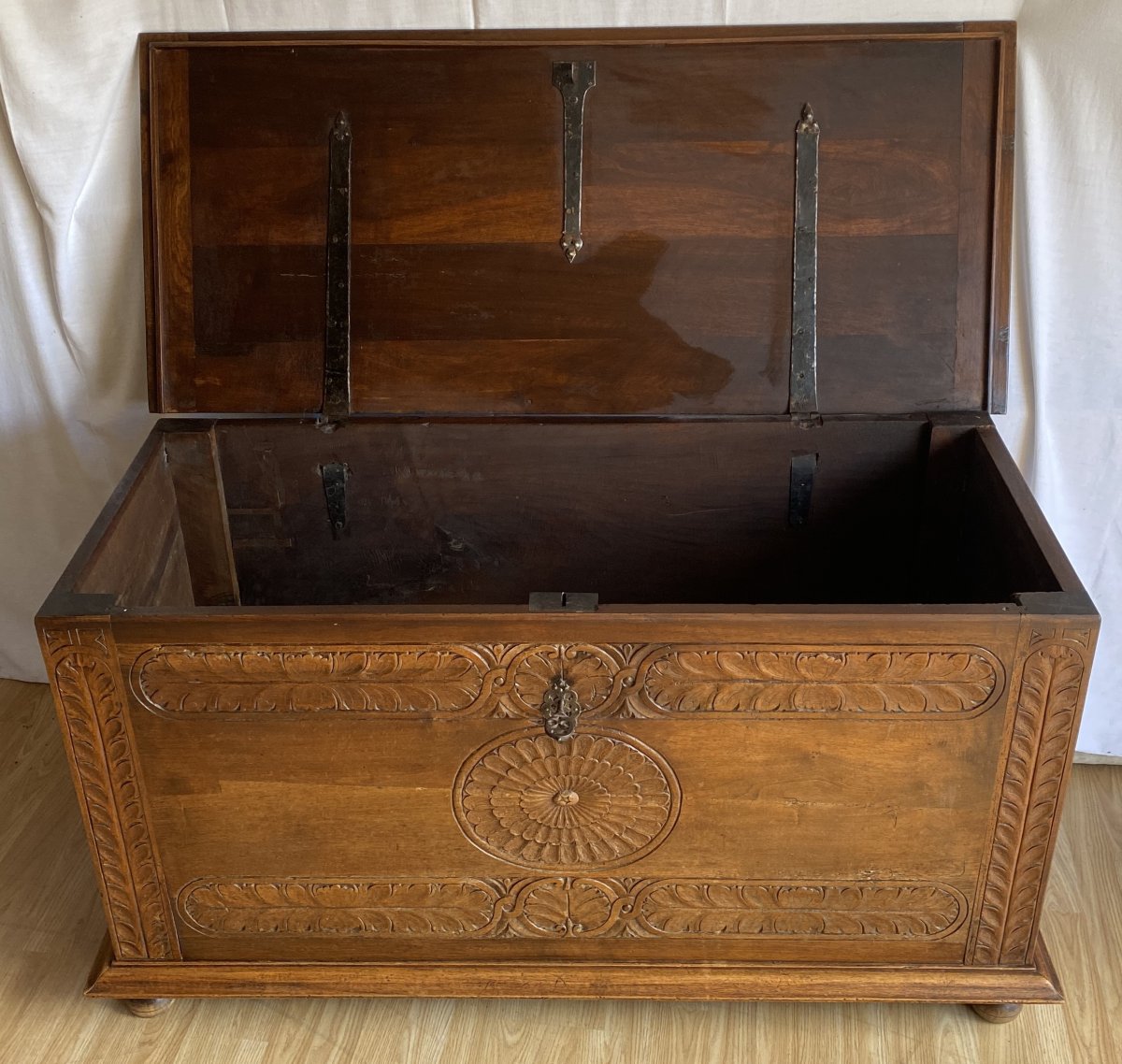  Carved Walnut Chest With Plant Motif And 18th Century Rosettes-photo-1
