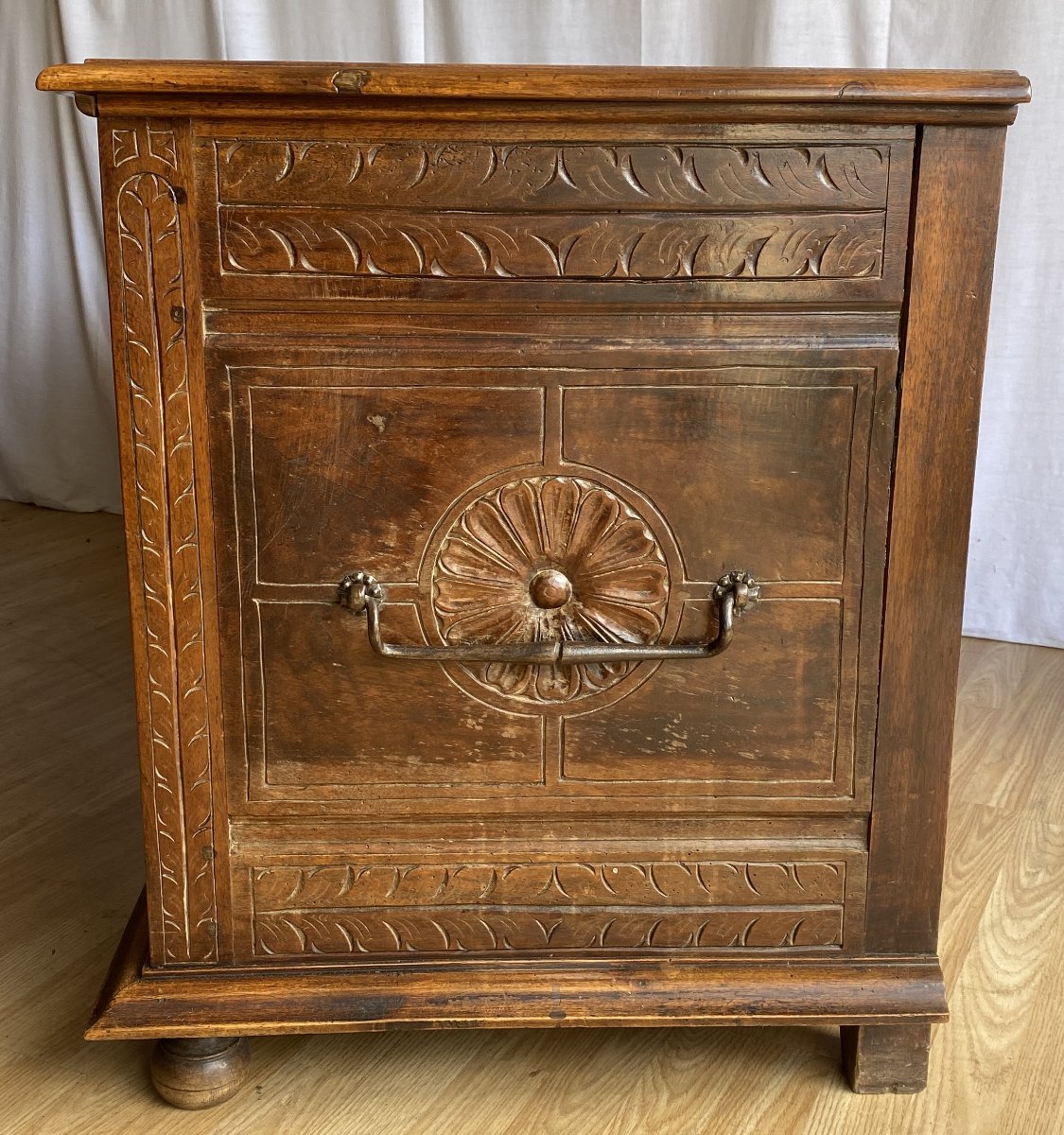  Carved Walnut Chest With Plant Motif And 18th Century Rosettes-photo-2