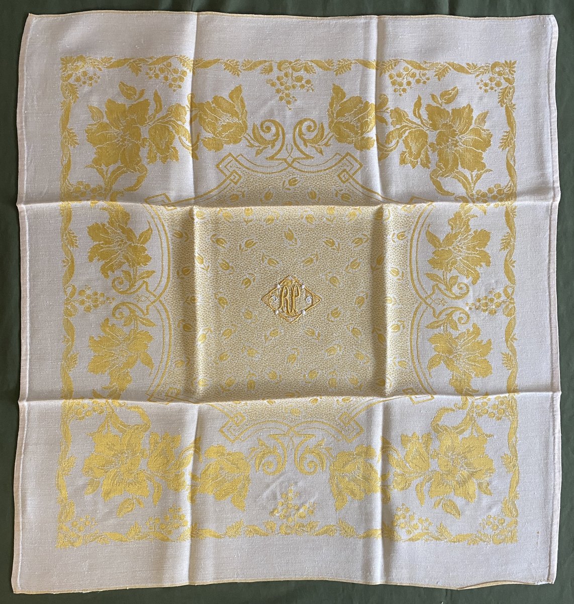 12 Napkins – Gold Reflection On Cream Background-photo-2