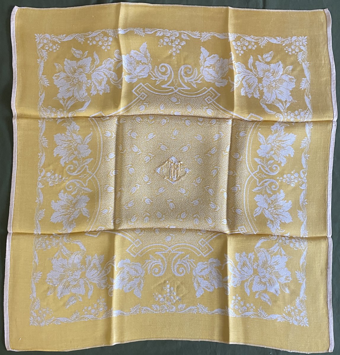12 Napkins – Gold Reflection On Cream Background-photo-2