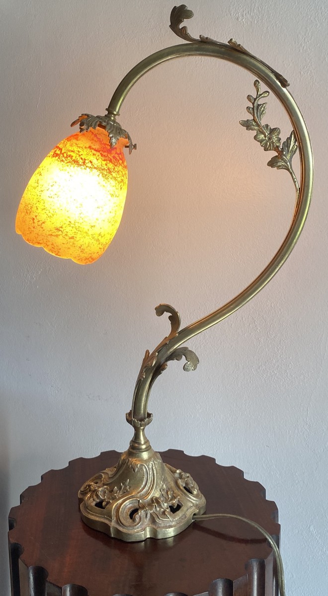 Lampe à poser Art Nouveau en Bronze et Tulipe En Pâte De Verre de DELATTE Nancy XX ème
