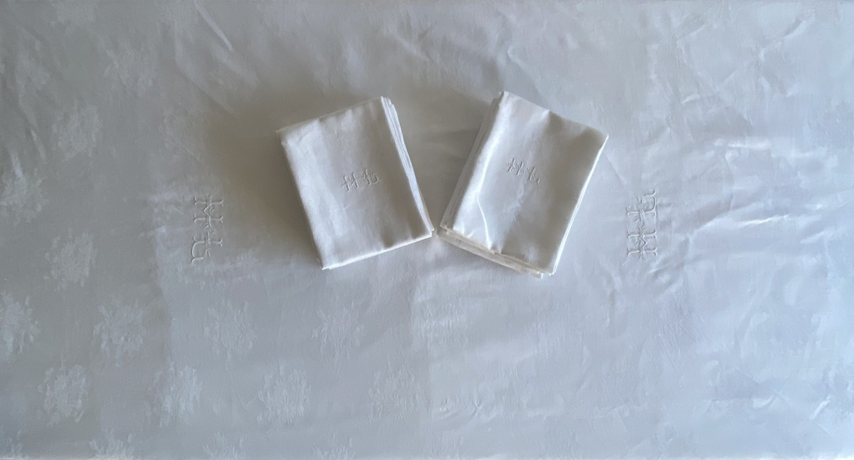 Nappe et ses 12 serviettes en lin damassé – Monogramme H L – XIXᵉ siècle