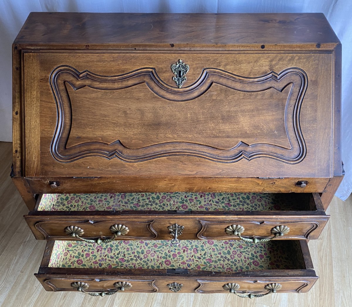 Commode scriban ou bureau à pente Louis XV sculpté en noyer XVIII ème-photo-1