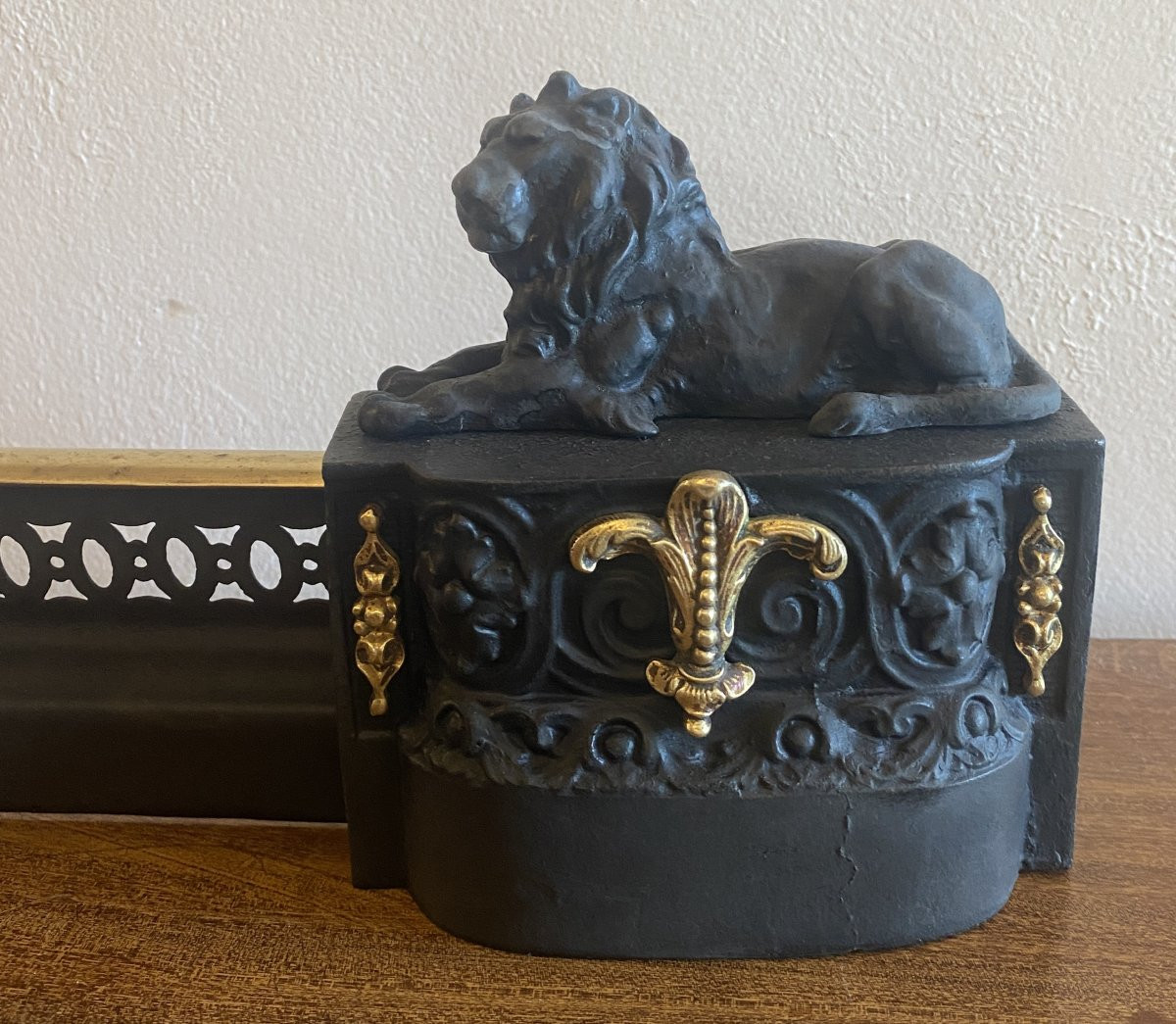 19th Century Cast Iron And Brass Fireplace Or Hearth Bar With Lions And Fleur-de-lis-photo-2