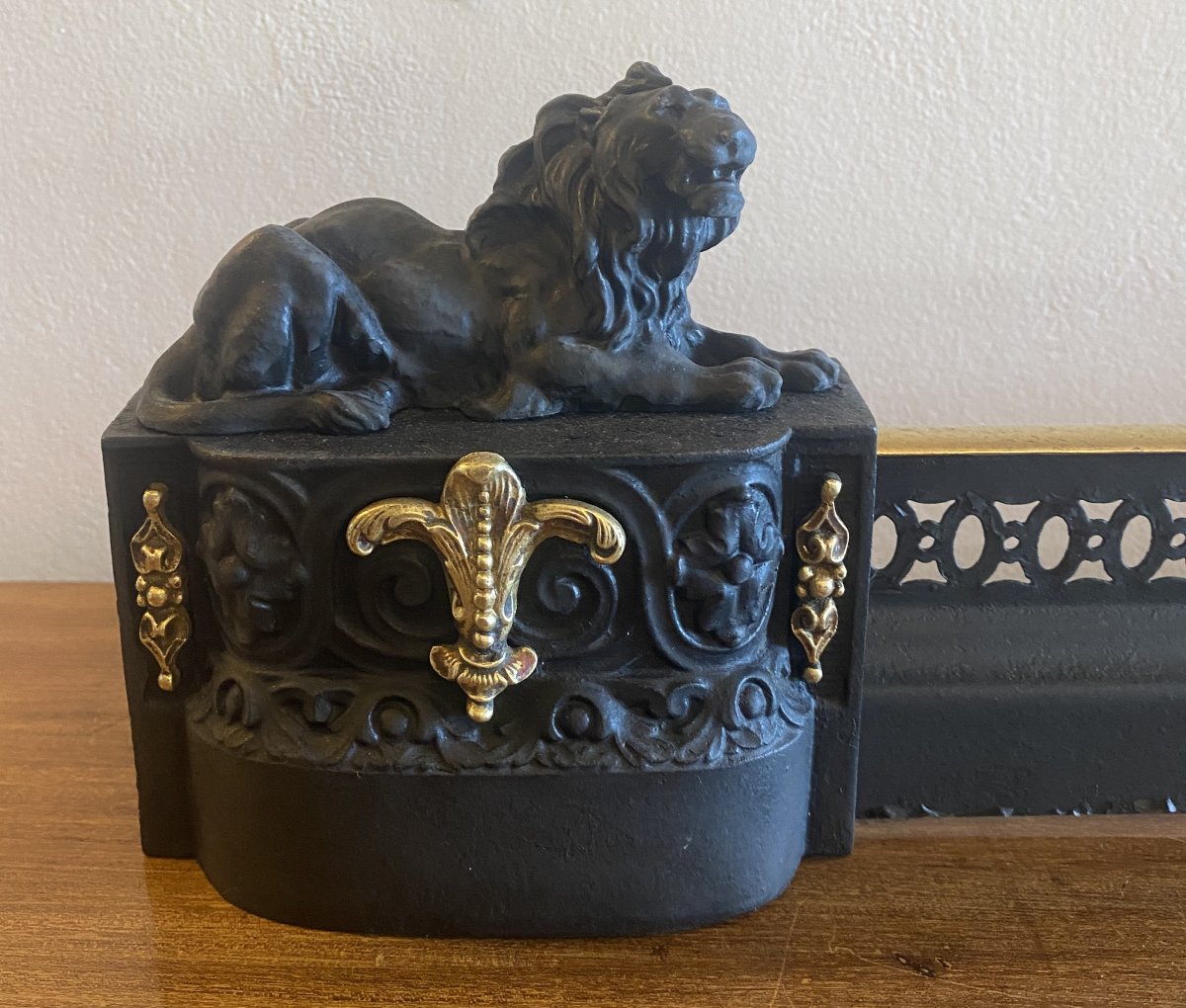 19th Century Cast Iron And Brass Fireplace Or Hearth Bar With Lions And Fleur-de-lis-photo-3